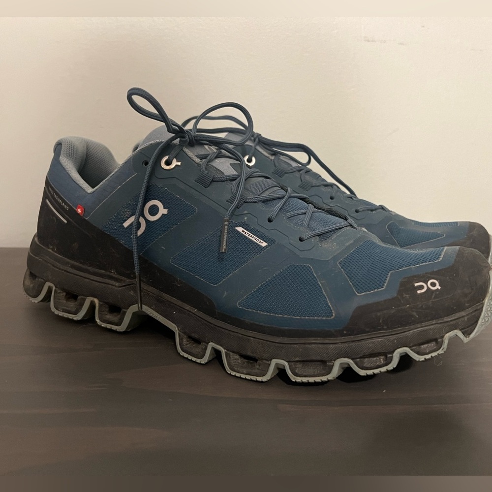 ON Cloud waterproof hiking/ Running shoes.